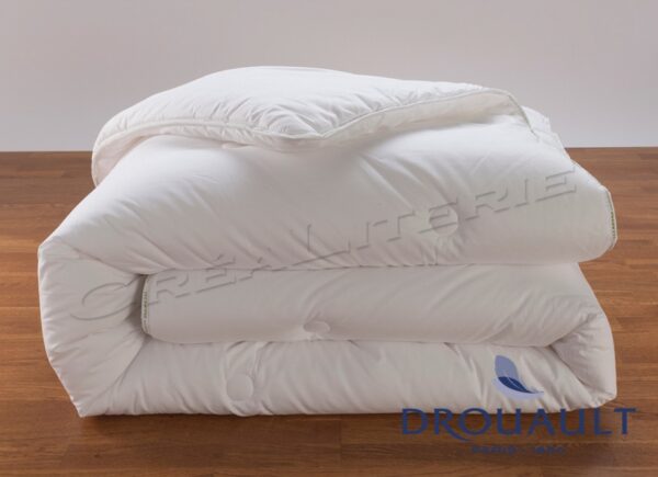 Couette DROUAULT ANGELINE Protect Total 300 g/m², fibre creuse siliconée traitée anti-acariens Fabriquée en France – Image 3