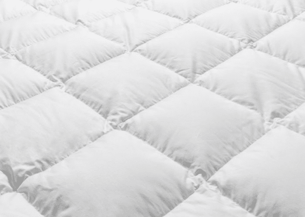 couette drouault arosa ultra light 120 g/m², en 70% duvet d'oie haute qualité, housse satin de coton fabriquée en france