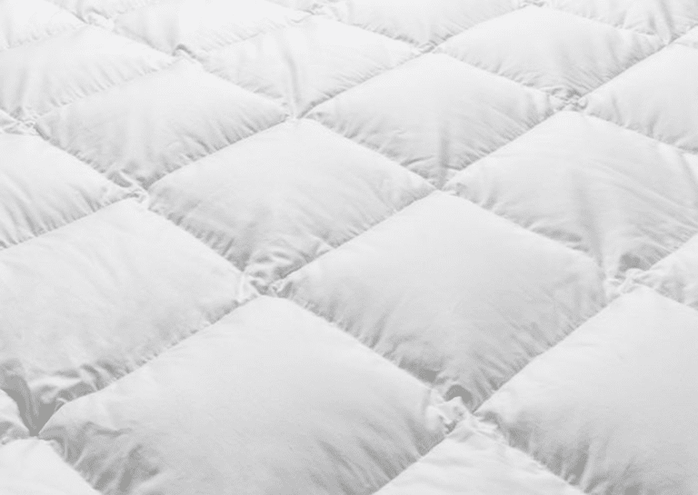 couette drouault arosa ultra light 120 g/m², en 70% duvet d'oie haute qualité, housse satin de coton fabriquée en france