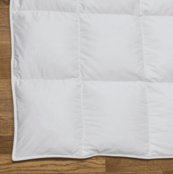 couette drouault arosa ultra light 120 g/m², en 70% duvet d'oie haute qualité, housse satin de coton fabriquée en france